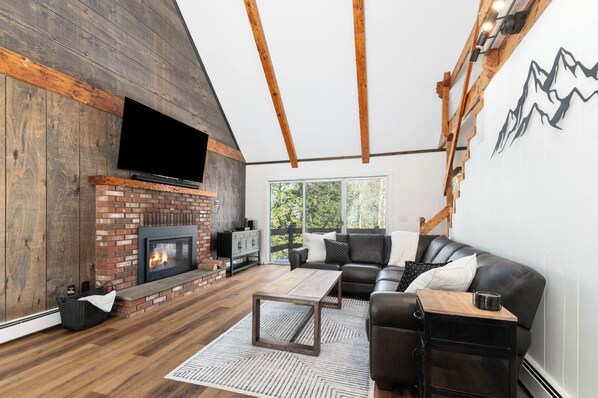 Smart-TV, Kamin, Stereoanlage