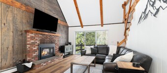 White Cap Cabin, Dog Friendly Chalet including a Game Room, Hot Tub, Fireplace