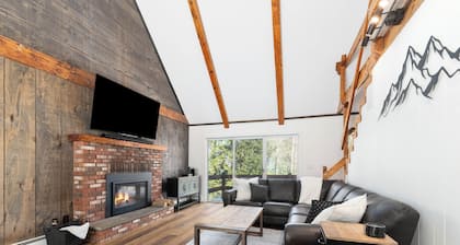 White Cap Cabin, Dog Friendly Chalet including a Game Room, Hot Tub, Fireplace