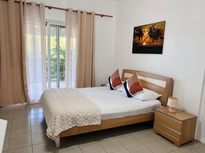 4 bedrooms, iron/ironing board, WiFi, bed sheets