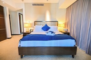 A hotel room with a large bed, two bedside tables, a nightstand, and a window with curtains. - Luxury Marina 1-Bedroom - 5-star Hotel Amenities (Dubai)
