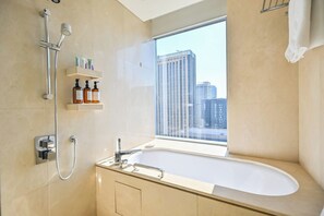 Een douche, een haardroger, handdoeken
