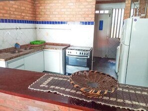 Fridge, oven, stovetop, coffee/tea maker