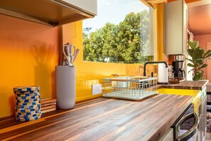 Køleskab, mikrobølgeovn, ovn, kogeplade