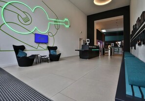 Coin salon dans le hall