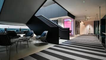 Coin salon dans le hall