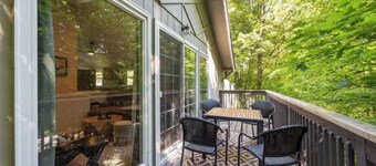 Cozy 3-bedroom chalet in charming Gilford with Hot Tub!