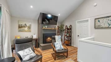 智能電視、壁爐、書籍、打印機