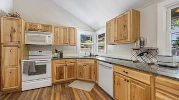 雪櫃、微波爐、焗爐、爐具