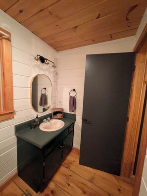 シャワー、ヘアドライヤー、タオル、石鹸