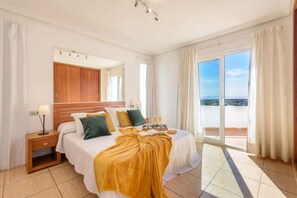 4 bedrooms, desk, iron/ironing board, travel crib