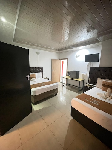 Ngami Gates : Twin Family Room