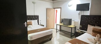 Ngami Gates : Twin Family Room