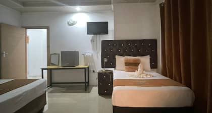 Ngami Gates : Twin Family Room