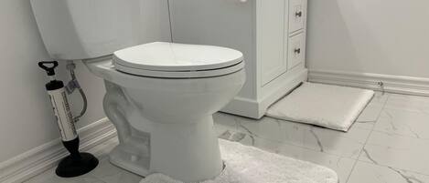 Chuveiro, secador de cabelo, toalhas de banho, sabonete