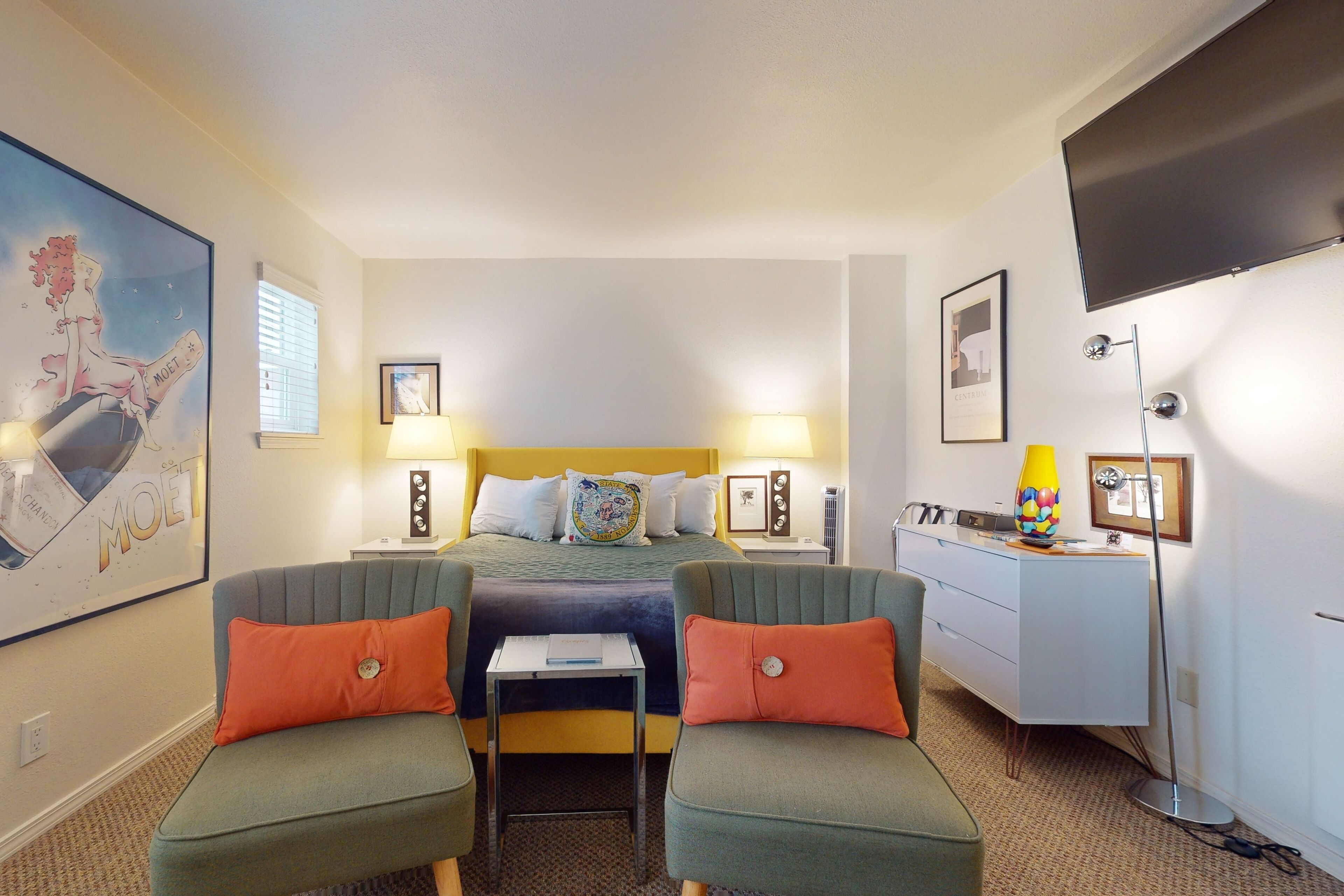 Room (Studio) | Individually decorated, individually furnished, bed sheets