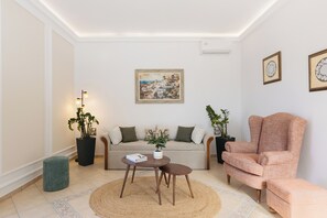 Ocean Caldera View Villa By Dalmyra Estate | Vardagsrum | Platt-tv