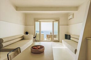 Ocean Caldera View Villa | Área de sala de estar | Televisión de pantalla plana 