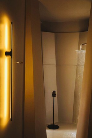 Ocean Caldera View Villa | Badezimmer | Hausschuhe