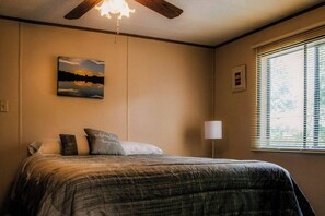 3 chambres, fer et planche à repasser, lit de bébé portatif