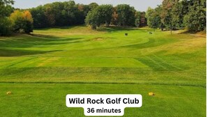 Un campo de golf con un cartel que dice 'Wild Rock Golf Club'.
