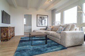 TV, ping pong, stereo