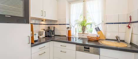 Kühlschrank, Geschirrspüler, Esstisch