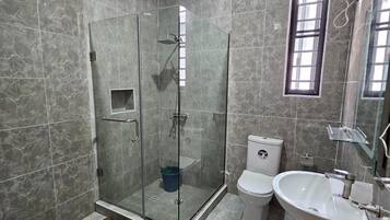 Regadera, toallas, papel de baño