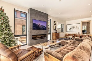Smart TV, chimenea, monitor de computadora y impresora 