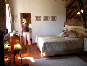 3 habitaciones, tabla de planchar con plancha y cuna de viaje 