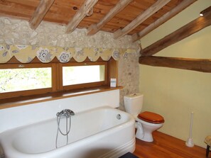 Een douche, een haardroger, handdoeken, zeep