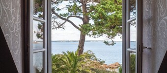 Superb Breton house facing the sea, direct access to a beautiful little cove