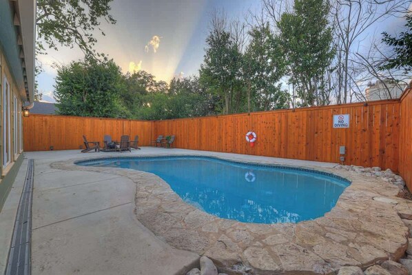 Outdoor pool - Walk to Schlitterbahn,Downtown,Comal River Chutes (New Braunfels)