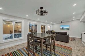 Dining - Walk to Schlitterbahn,Downtown,Comal River Chutes (New Braunfels)
