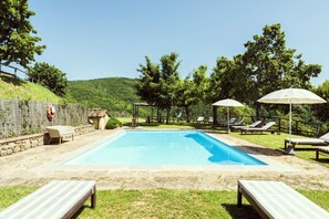 Outdoor pool - Casa Anita apartment in farmhouse with swimming pool surrounded by greenery (Toscana)