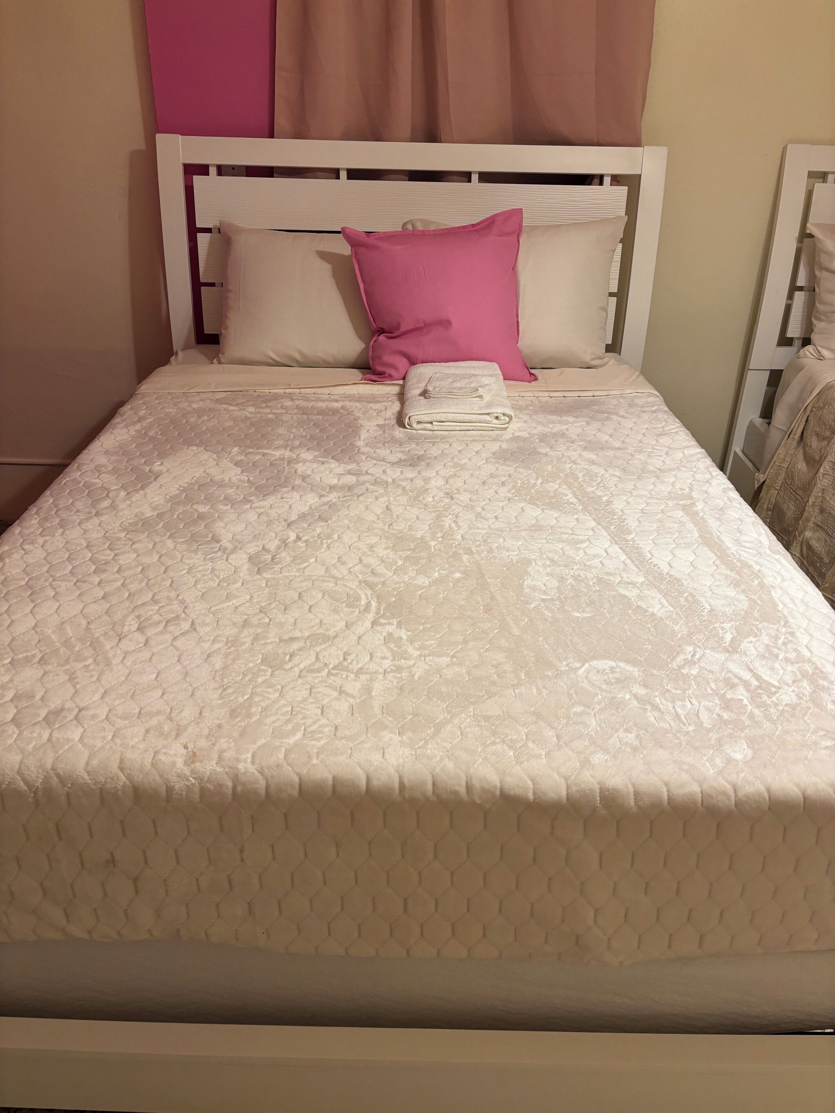 3 habitaciones, tabla de planchar con plancha, wifi y ropa de cama 