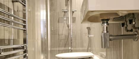 Dusche, Haartrockner, Handtücher, Seife