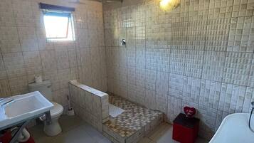 Douche, sĂšche-cheveux, bidet, serviettes fournies