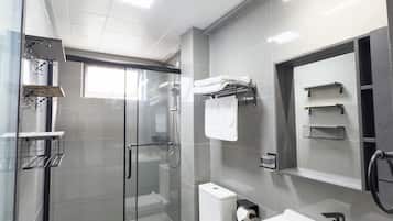 Familie appartement, 2 slaapkamers, balkon, uitzicht op de stad | Badkamer | Een douche, gratis toiletartikelen, een haardroger, zeep