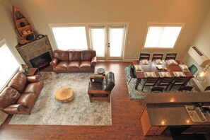 Televisión y chimenea 