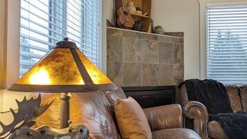 Televisión y chimenea