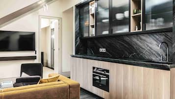 Suite | Cocina privada | Refrigerador, parrilla de estufa, lavavajillas y cafetera de espresso