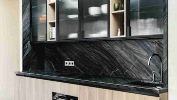 Suite | Cocina privada | Refrigerador, parrilla de estufa, lavavajillas y cafetera de espresso