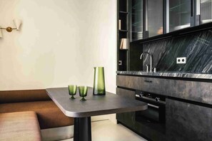 Refrigerador, placa de cocina, lavavajillas, cafetera expreso