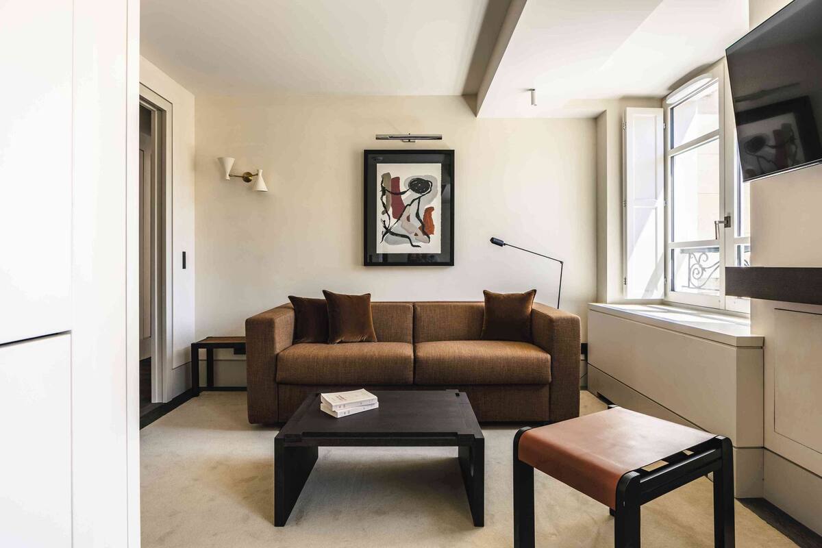 Suite – deluxe, 1 soverom | Oppholdsområde | Flatskjerm-TV