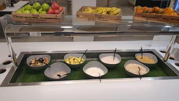 Frukost med självservering mot avgift på helger
