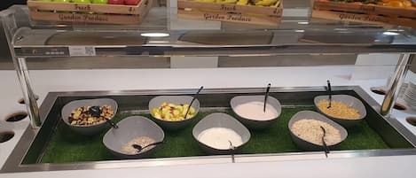 Petit déjeuner en libre-service servi en supplément les week-ends