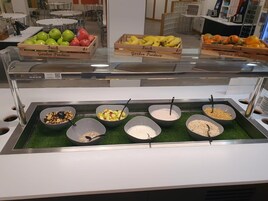 Frukost med självservering mot avgift på helger