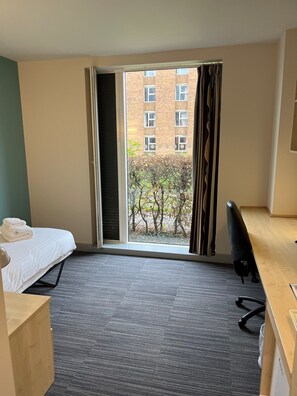 Habitación individual estándar | Escritorio y espacio para trabajar con un portátil