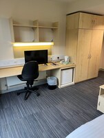 Standard enkelrum | Skrivbord, arbetsyta för laptop, ljudisolering och strykjärn/strykbräda